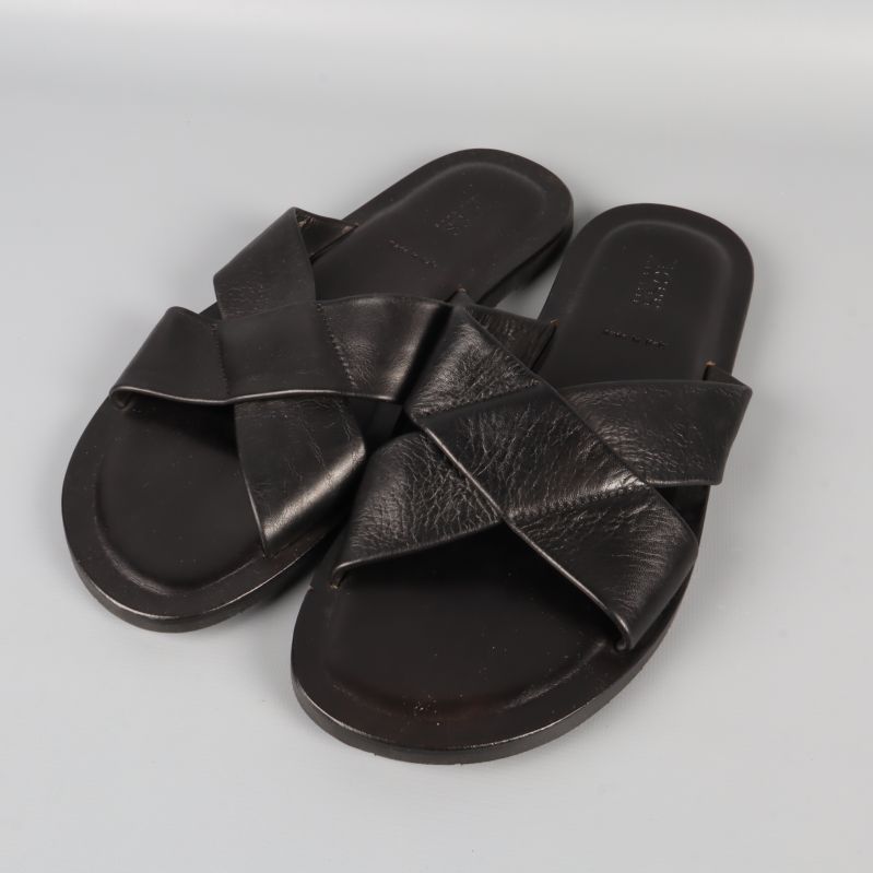 Svarta sandaler med korslagda remmar sett framifrån