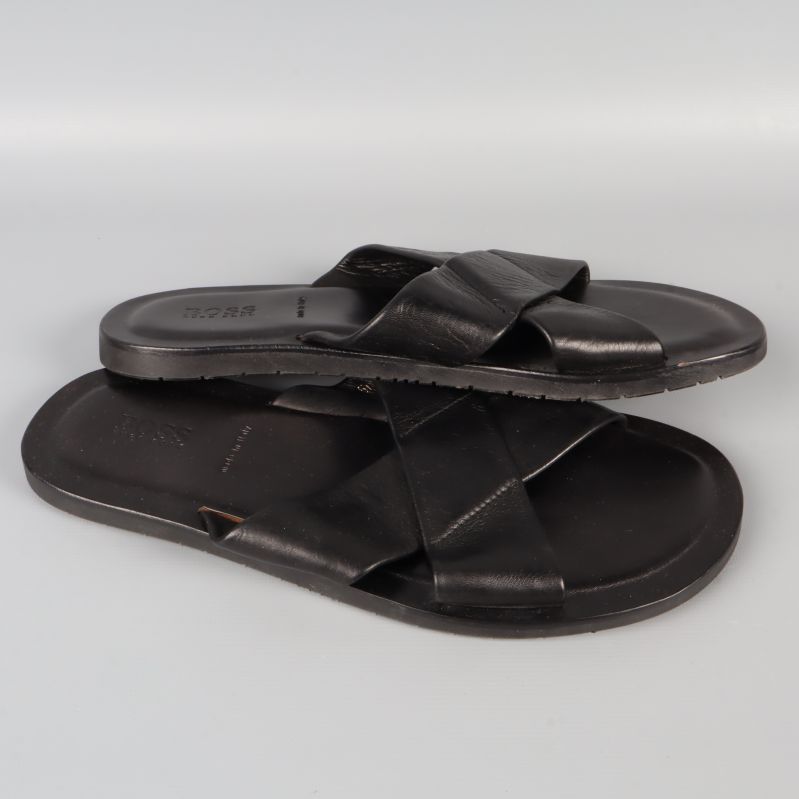 Svarta sandaler med synlig logotyp under rem
