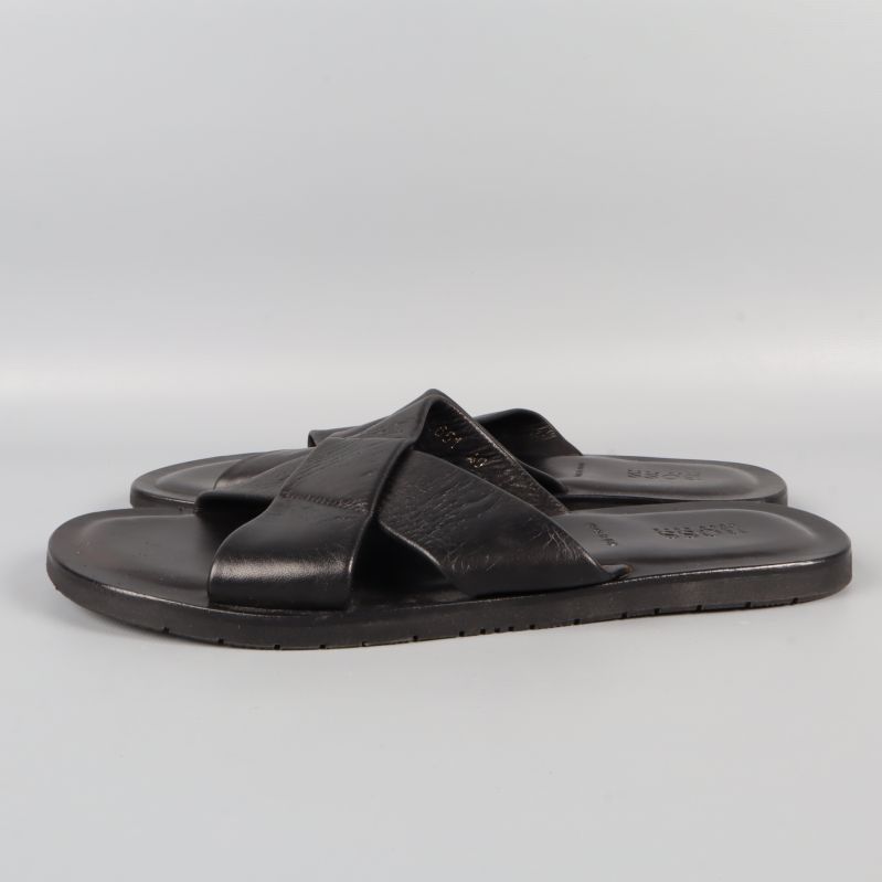 Sandaler med sidosikt och korslagda remmar