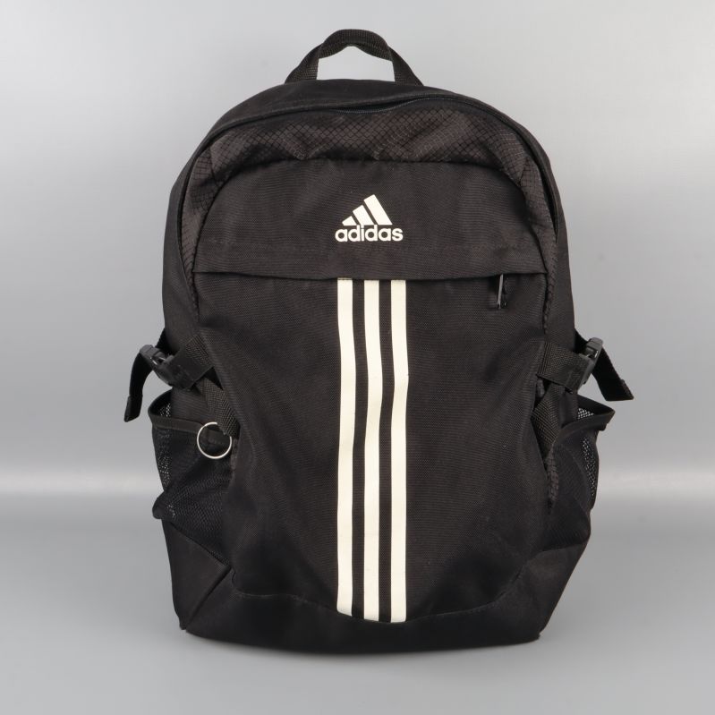 Framsida av Adidas ryggsäck