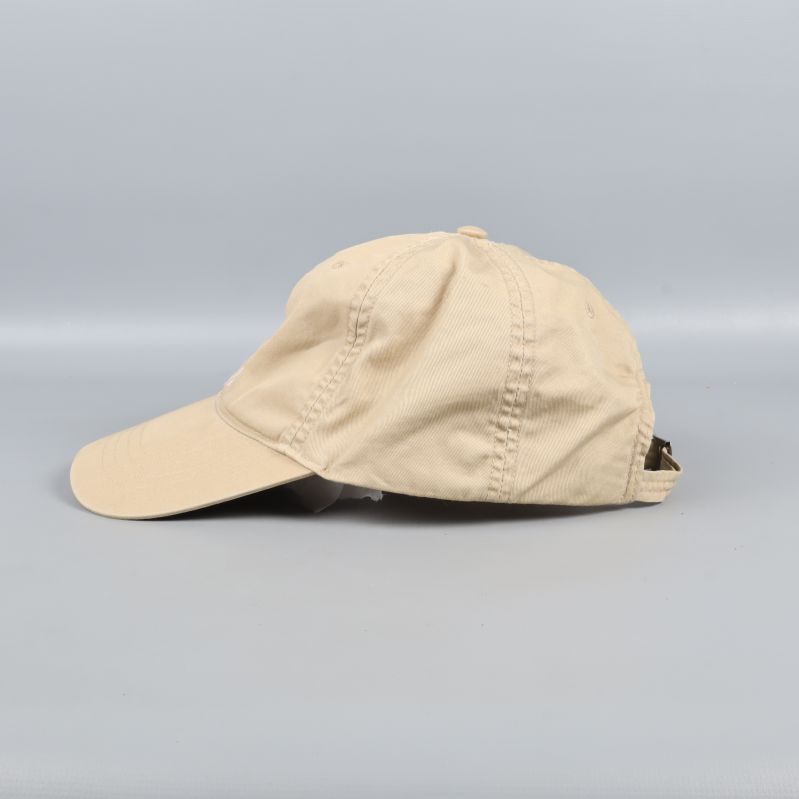 Beige keps från sidan