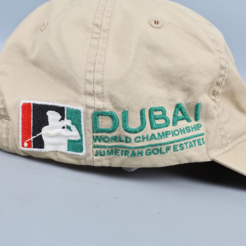 Närbild av DUBAI broderi på keps