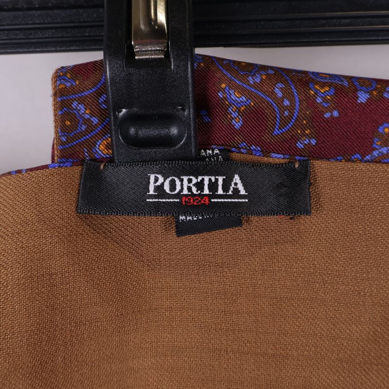 Svart PORTIA 1924 etikett sydd i sjalens kant