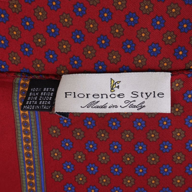 Etikett med text Florence Style och materialangivelse 100% siden
