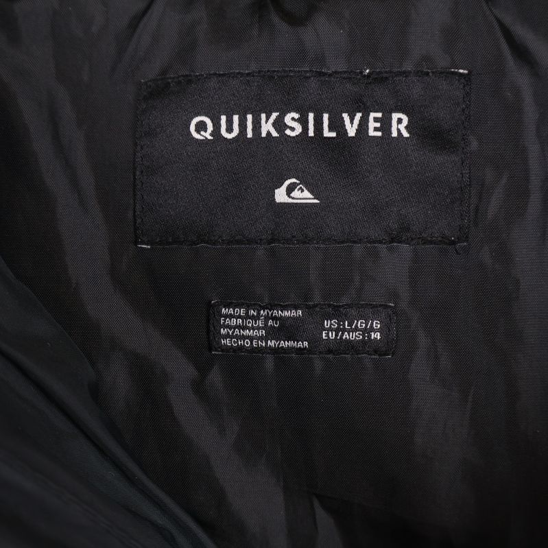 Quiksilver-logotyp på inneretikett av svart jacka
