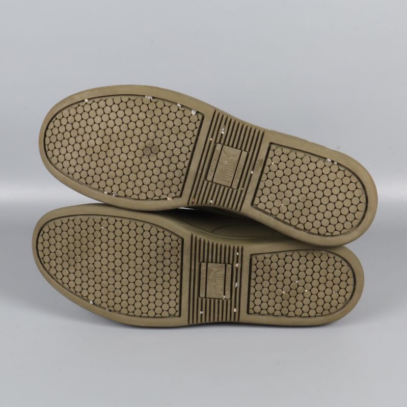 Undersida av sneakers med mönstrad yttersula