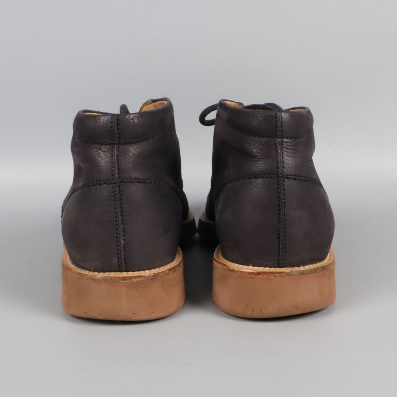 Baksida på mörka chukka boots med ljus sula