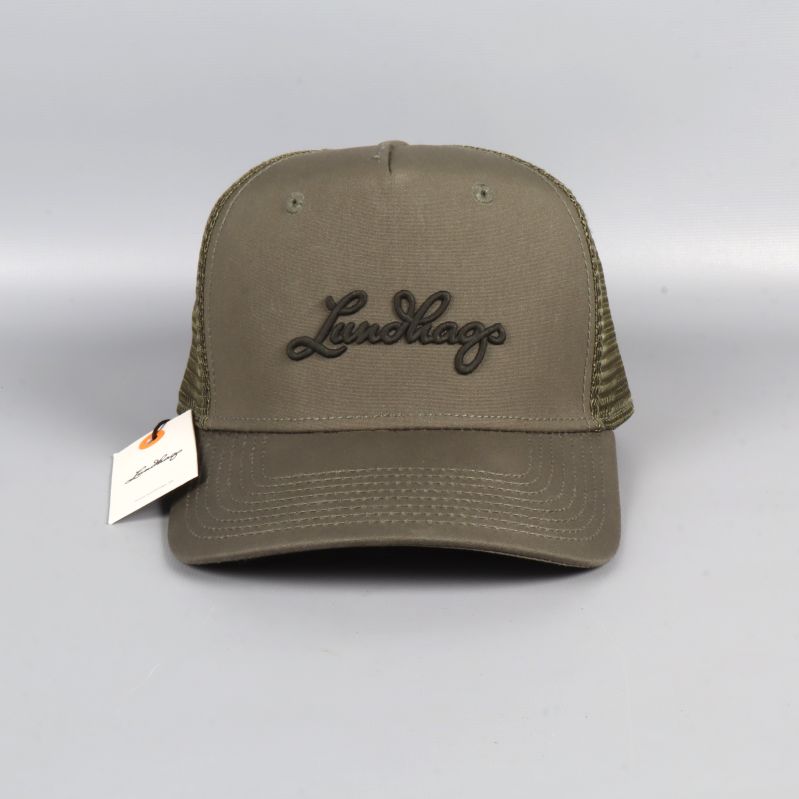 Truckerkeps framifrån med broderad text och böjd skärm