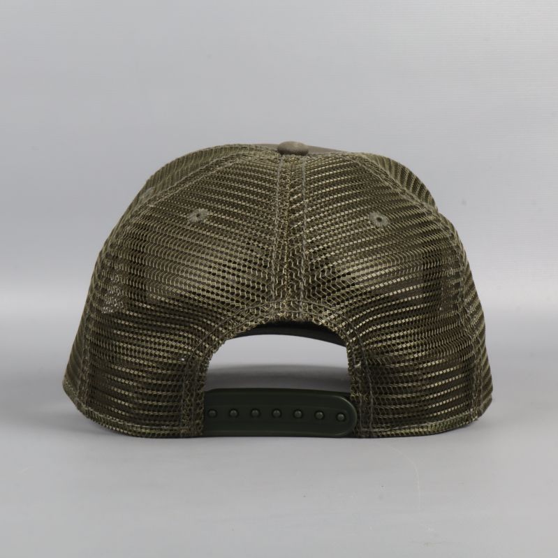 Baksida av truckerkeps med justerbart plastspänne