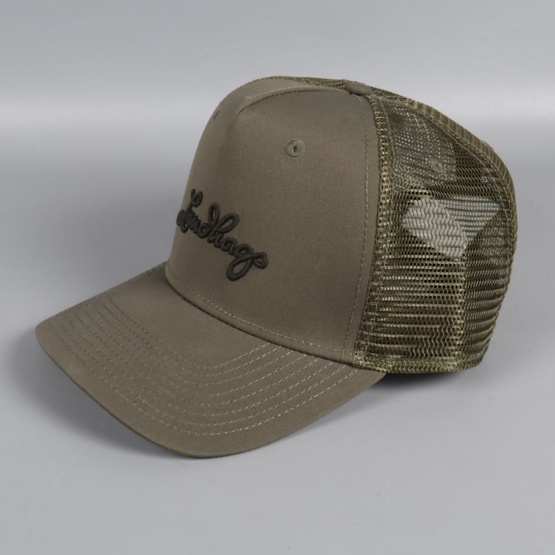 Truckerkeps snett framifrån med tydlig logotyp