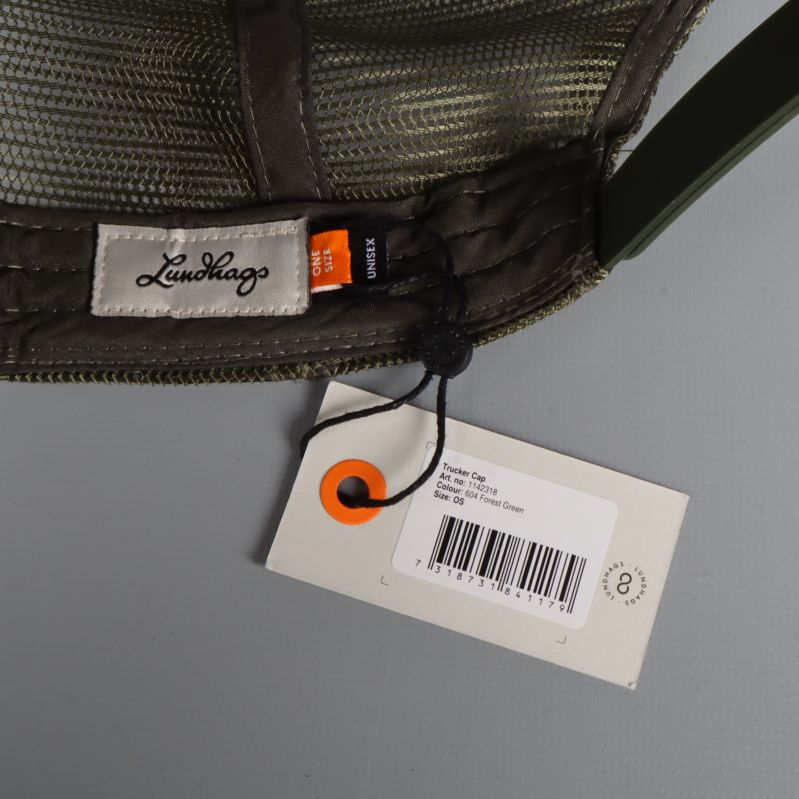 Etikett och lapp med Lundhagsmärke inuti kepsen