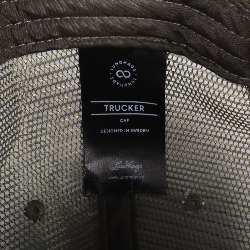Insida av kepsen med etikett 'Trucker Cap'