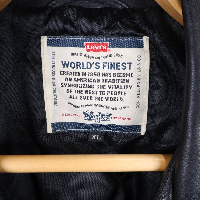 Levi's inneretikett med text och storleksmarkering XL