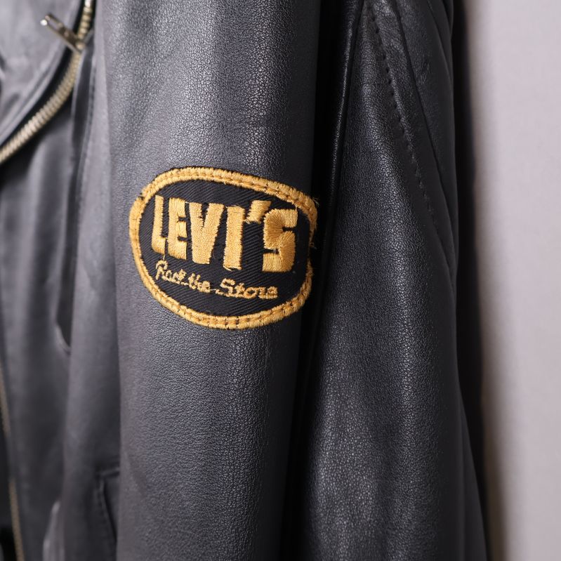 Levi's logotyp broderad i gult på jackans ärm