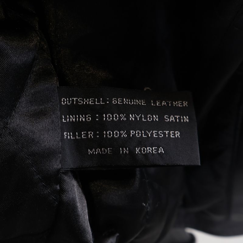 Materialetikett visar äkta läder, nylon och polyester
