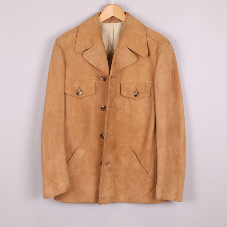 Framsida av beige mockajacka med fickor och knappar