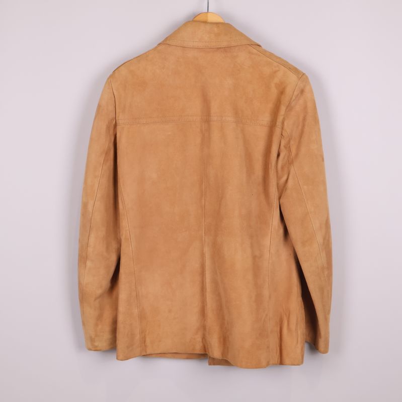 Baksida av beige mockajacka utan detaljer