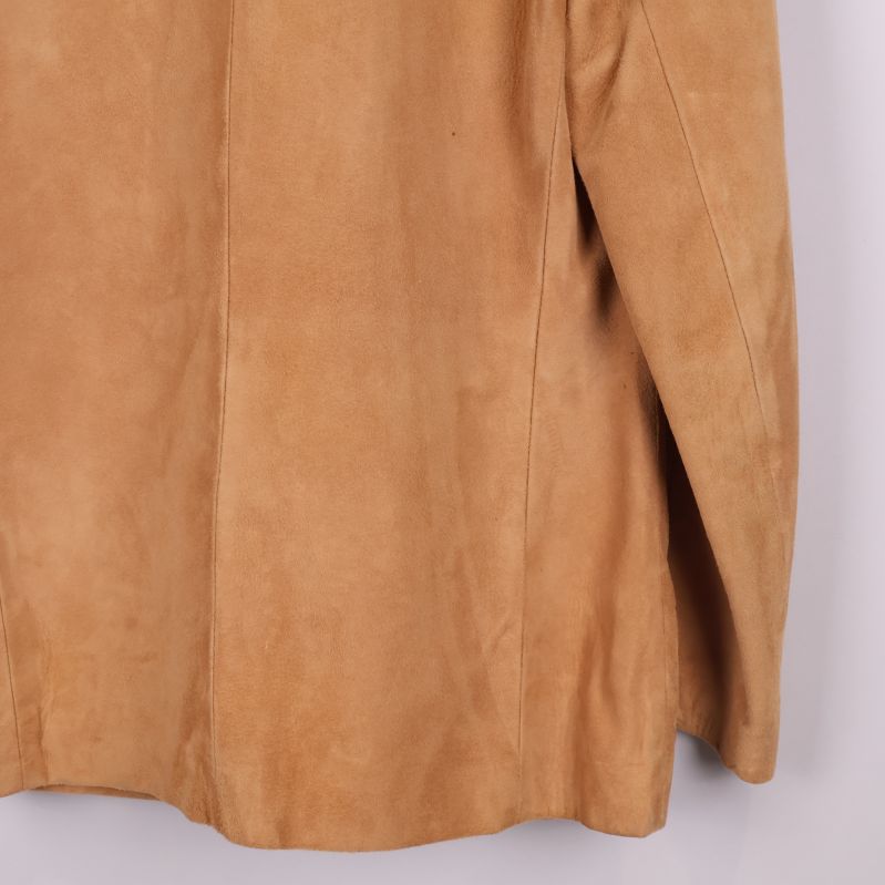 Närbild på baksida av beige mockajacka
