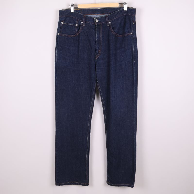 Jeans framifrån i mörkblå denim med fem fickor
