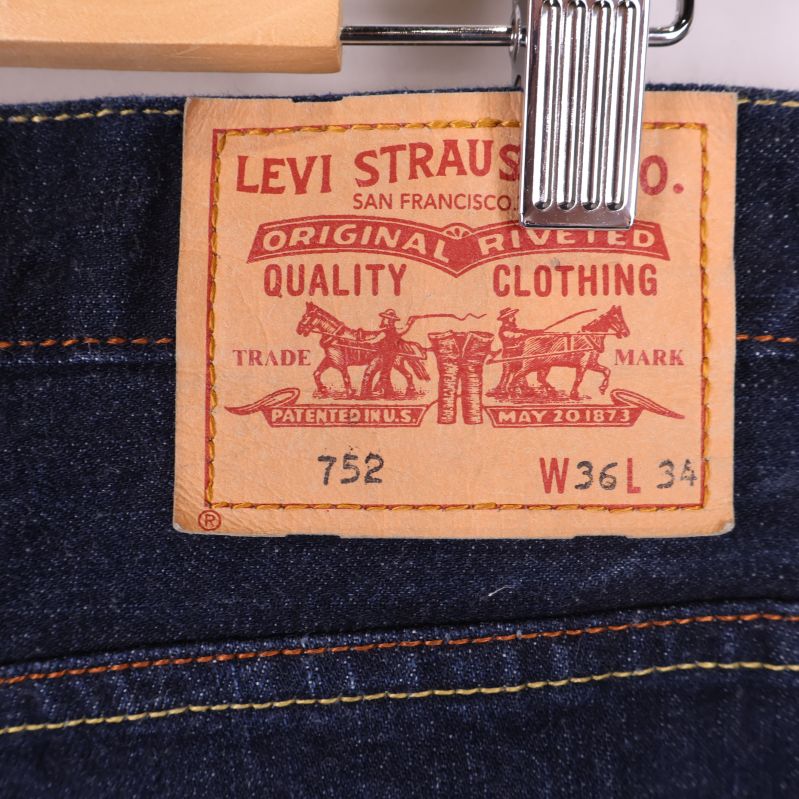 Närbild på Levi's läderpatch och jeansens etikett