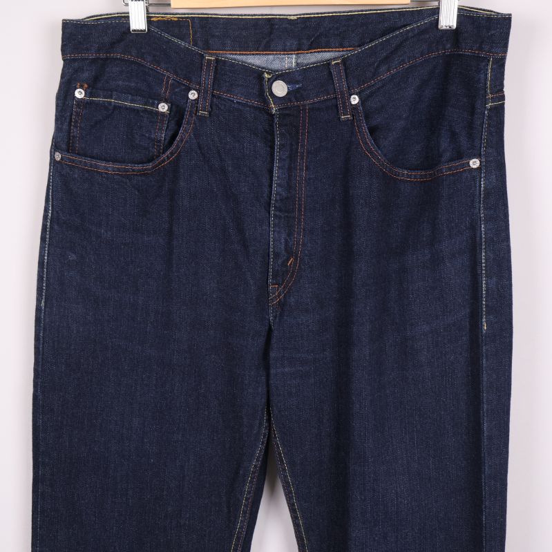 Närbild framtill, gylf och framfickor på jeans