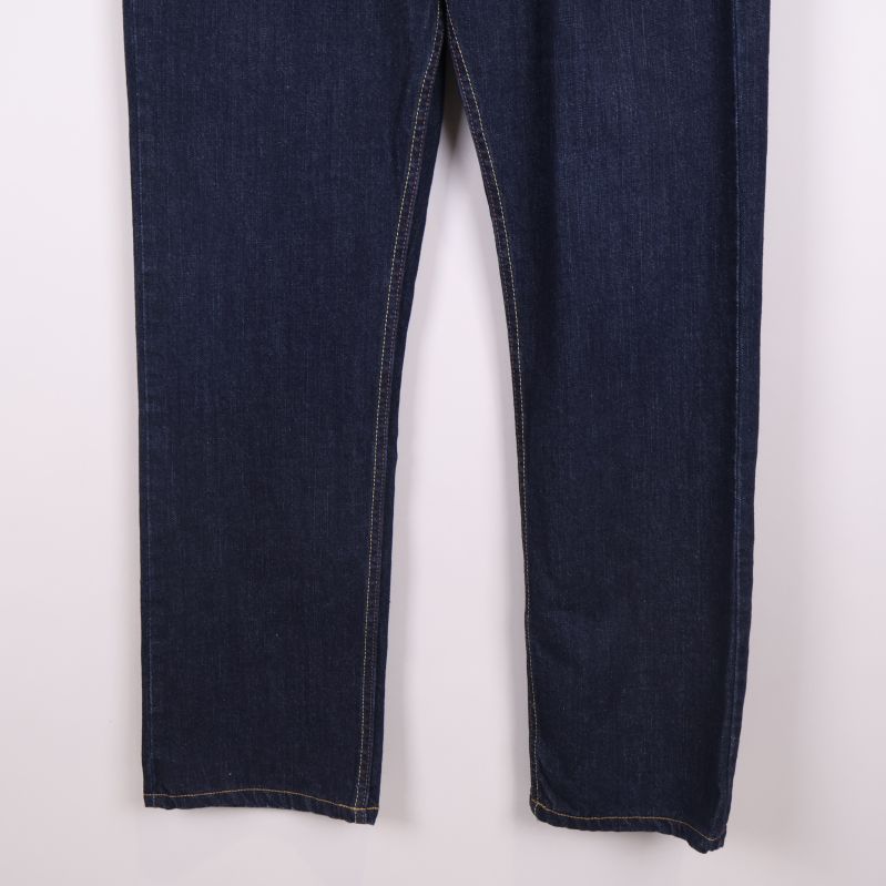 Benavslut på raka mörkblå jeans utan slitage