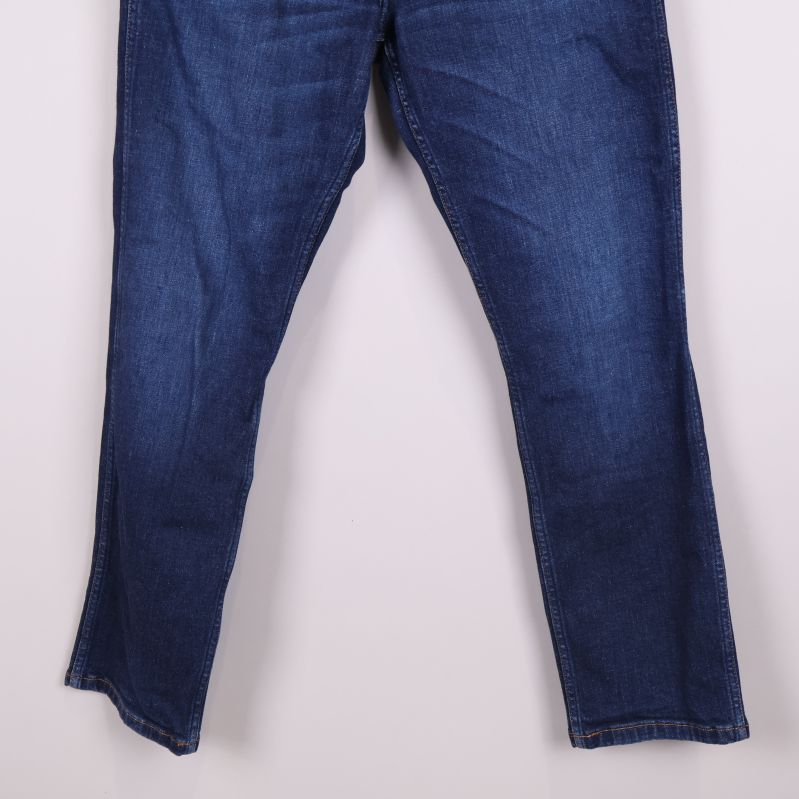 Benparti av jeans fotad framifrån visar passform