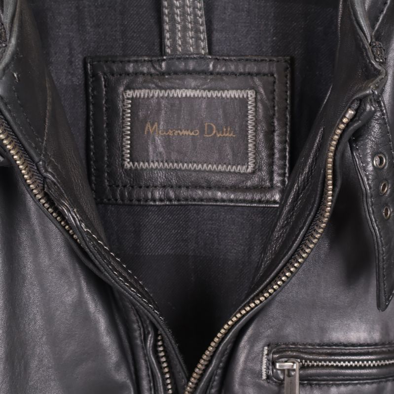 Närbild på Massimo Dutti-märket i svart läderjacka
