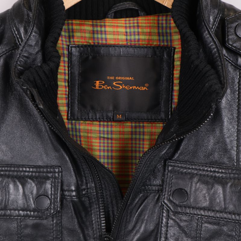 Närbild på Ben Sherman-etikett på färgglatt innertyg