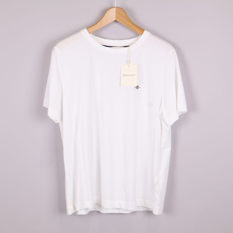 Vit t-shirt med rund hals och hängare framifrån