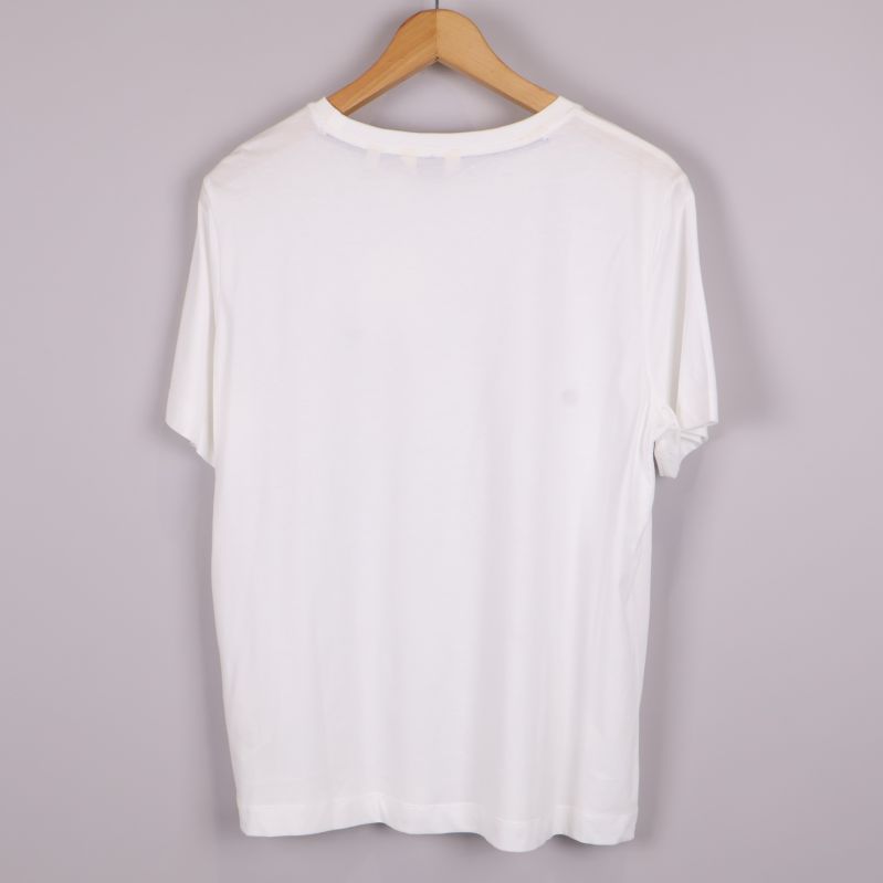 Baksidan på vit t-shirt 