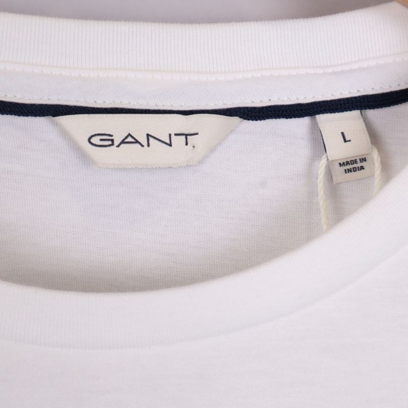 Närbild på GANT-märke och storleksetikett i nacken