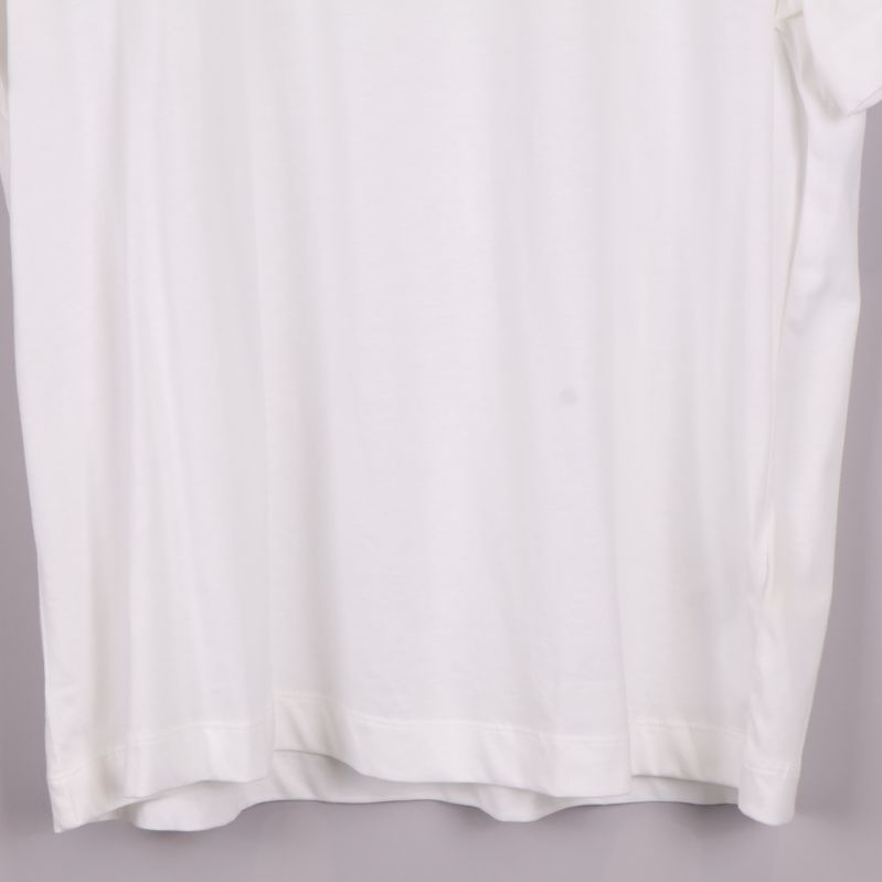 Nedre delen av vit t-shirt visar rak kant