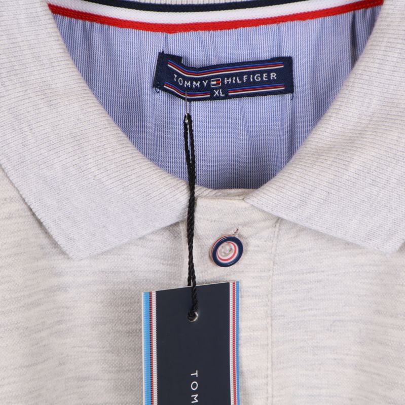Närbild på krage och märkesetikett från Tommy Hilfiger