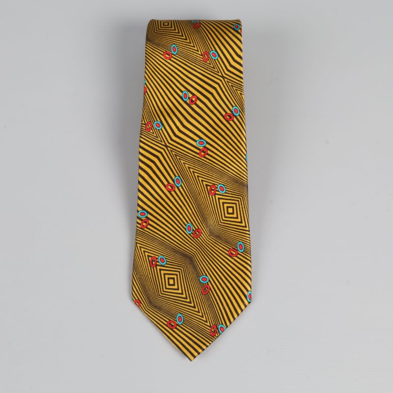 Framsida av slips i gult och svart med färgglada mönster