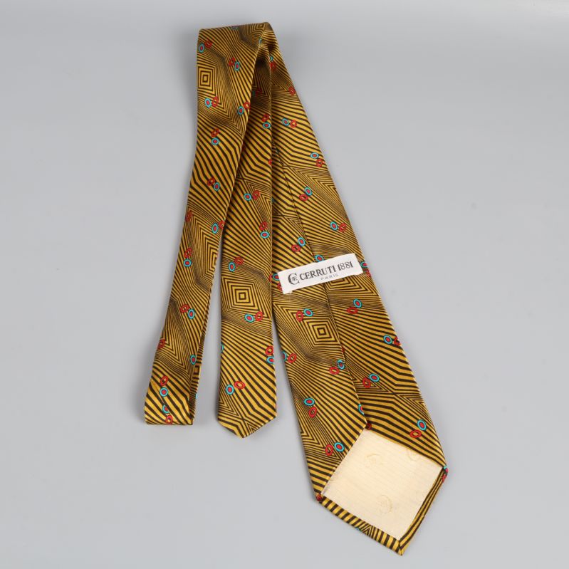 Baksidan av slips med Cerruti 1881 logotyp synlig