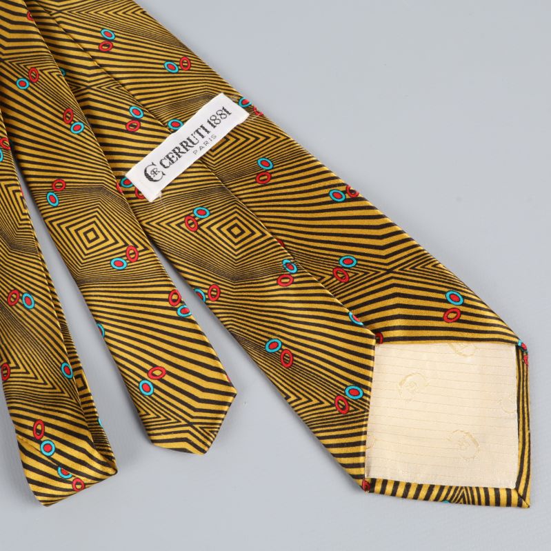 Närbild på slipsens baksida och logoetikett