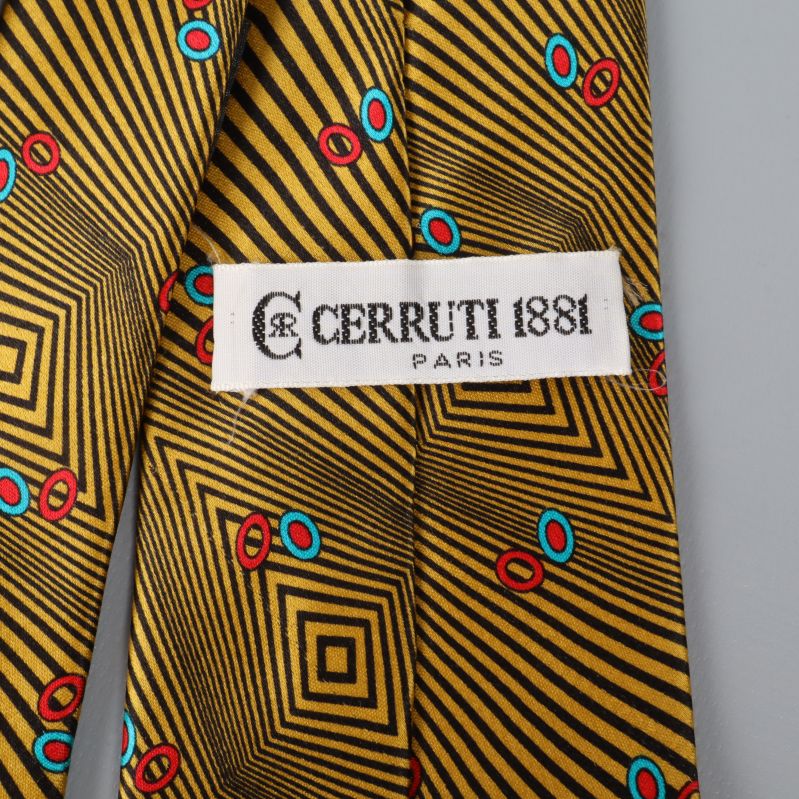 Närbild på etikett med texten Cerruti 1881 Paris