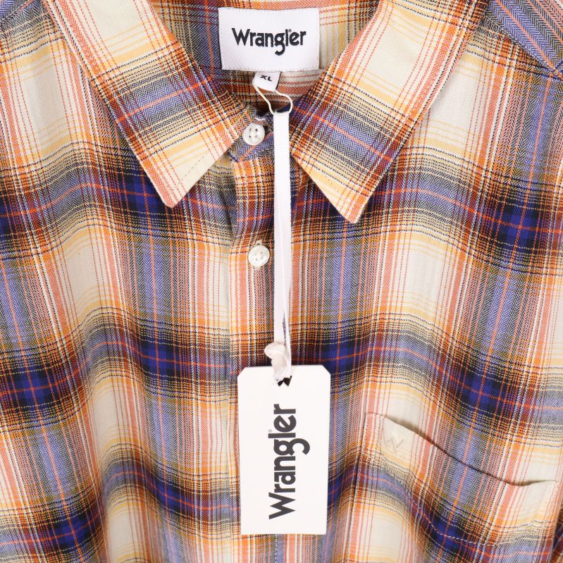 Närbild på etikett med Wrangler-logga