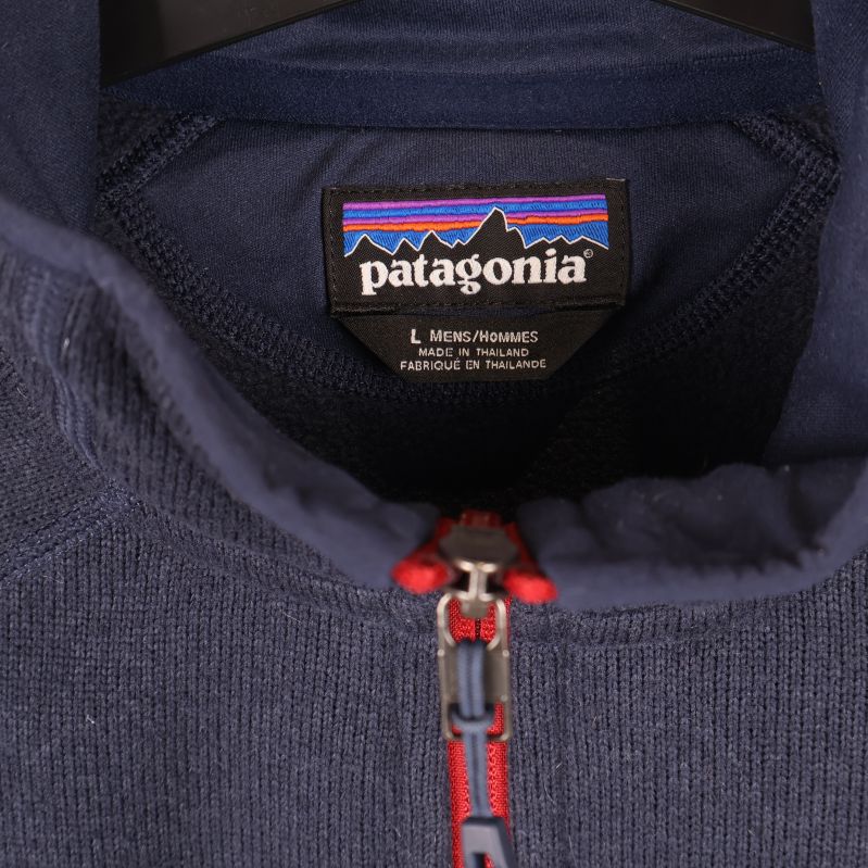 Närbild på Patagonia-logotyp på jackans krage
