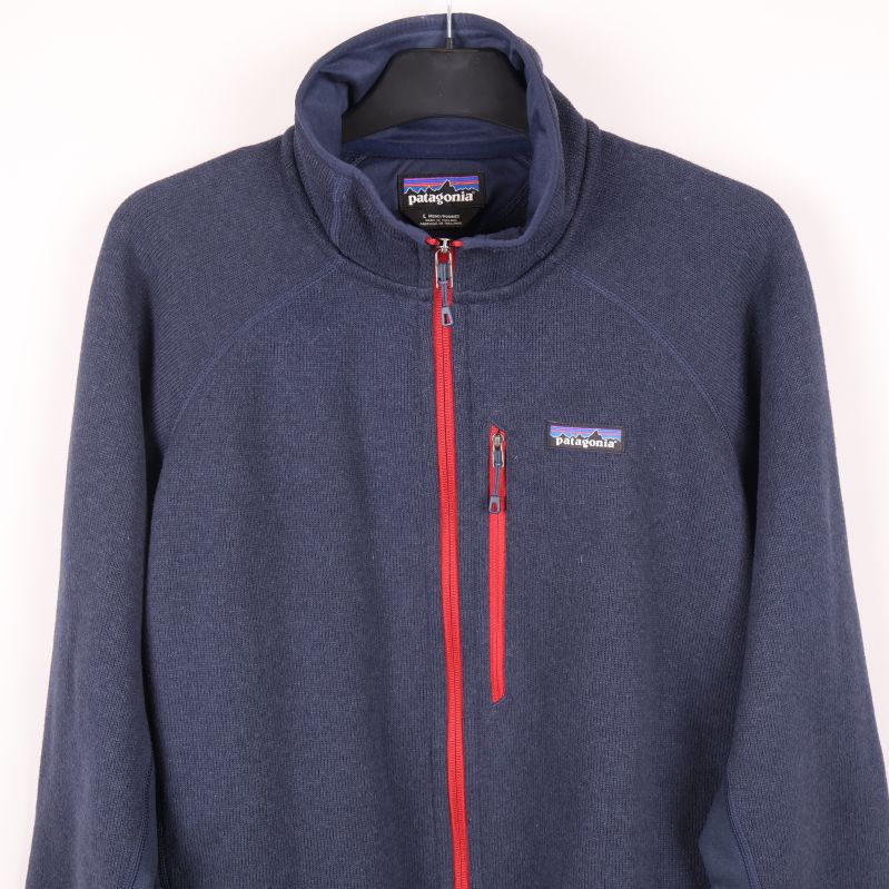 Övre del av fleecejacka med tre fickor och röda dragkedjor