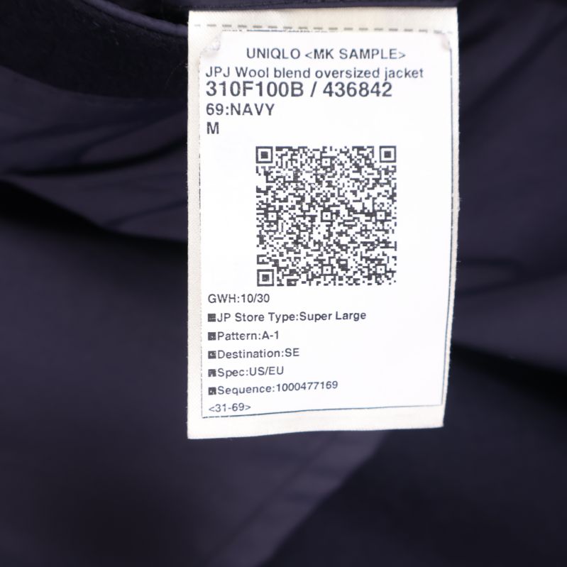 Tvättlapp med information om kavajens material och modell