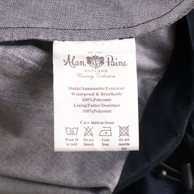 Materiallapp visar 100% polyester och vattentäthet