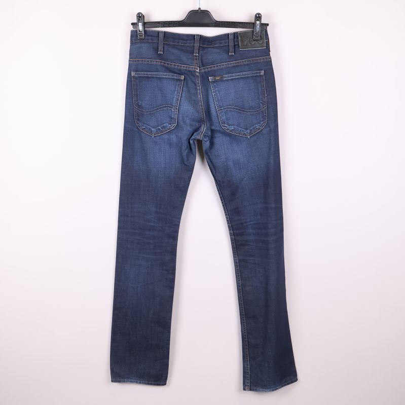 Baksidan av blå jeans med synlig Lee-patch