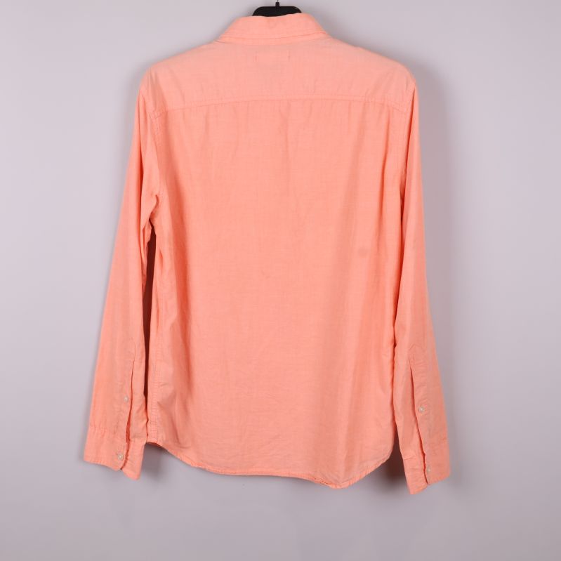 Baksidan av aprikos skjorta med enkel rygg