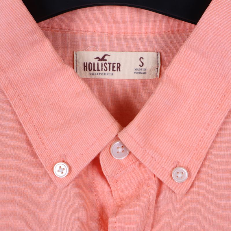 Närbild på krage och Hollister-märkning