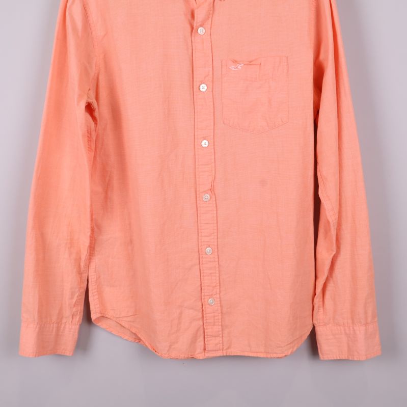 Nedre delen av aprikos skjorta, visar knappslå och fåll