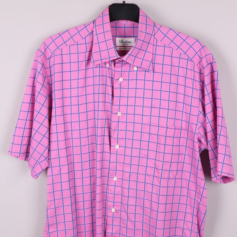 Framstycke av rosa skjorta med blå rutor och bröstficka
