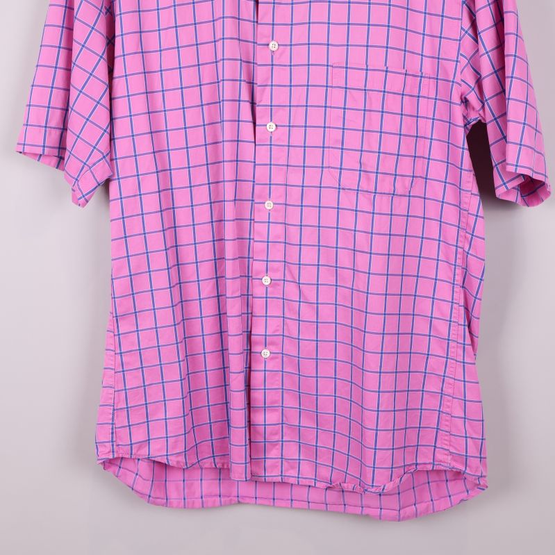 Nedre delen av skjortan med rutmönster i rosa och blått