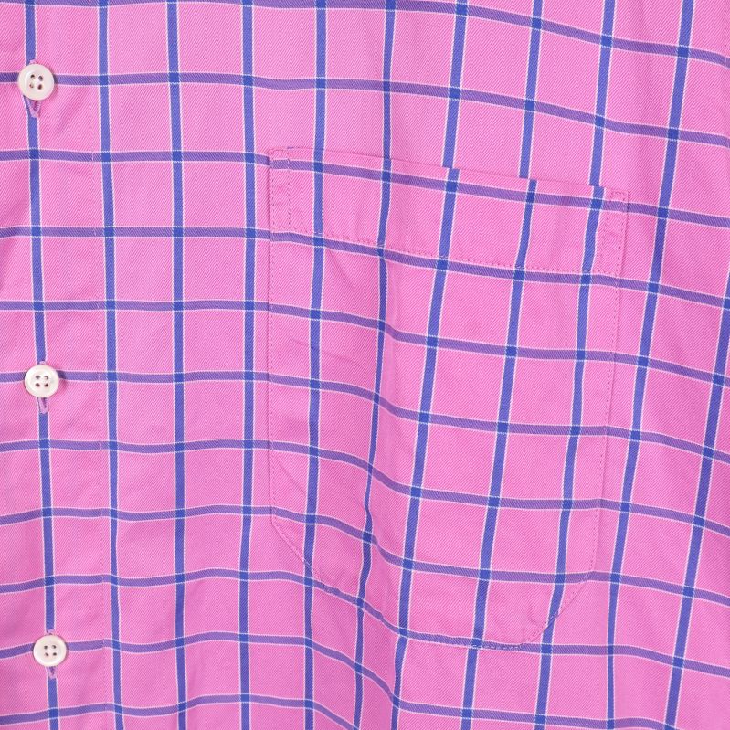 Närbild på skjortans bröstficka och rutmönster